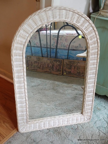 (BED) WHITE WICKER WALL MIRROR WITH ARCH SHAPED TOP; MEASURES 24 IN X 36.5 IN.