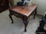 (LR) END TABLE; UNIVERSAL FURNITURE QUEEN ANNE STYLE TABLE WITH ONE DRAWER. IN VERY GOOD CONDITION