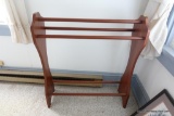 WOODEN QUILT/BLANKET RACK