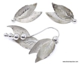 BEAUTIFUL .925 STERLING SILVER SET THAT INCLUDES A PAIR OF LEAF DESIGN SCREW BACK EARRINGS AND A