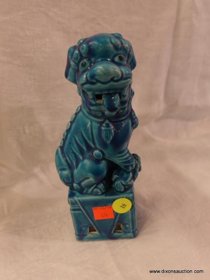 (DIS)VINTAGE CERAMIC CHINESE FEMALE FOO DOG STATUE