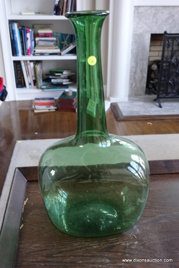 (MLR) GREEN GLASS VASE; THIS HAND BLOWN VINTAGE TREASURE HAS A ROUND BOTTOM PORTION WITH A SLENDER