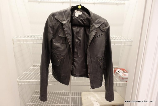 (CLO1) LEATHER JACKET; GREY LEATHER CROPPED BIKER-STYLE JACKET BY BOSTON PROPER. FULLY LINED AND IN
