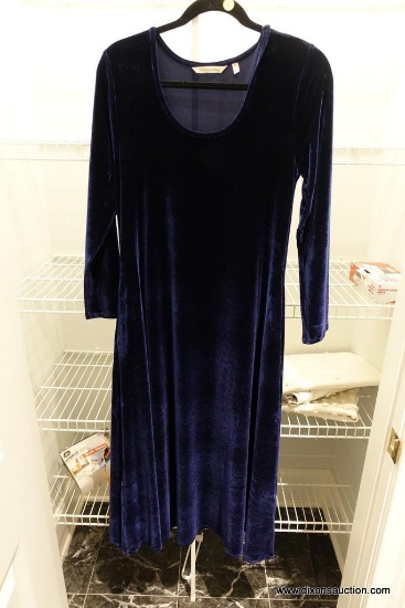 (CLO1) LADIES EVENING GOWN; MIDNIGHT BLUE VELVET LONG SLEEVED FULL-LENGTH GOWN BY SOFT SURROUNDINGS.
