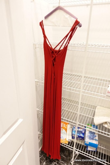 (CLO2) LADIES FORMAL EVENING GOWN; RED DESIGNER GOWN, SLEEVELESS, WITH MULTIPLE SPAGHETTI STRAPS ON
