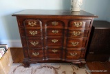 (BBR2) CHIPPENDALE BACHELORS CHEST; 4 TOTAL DRAWERS, ALL DOVETAILED AND WITH A PAIR OF BRASS BATWING