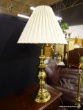 VINTAGE BRASS TURNED POST LAMP ON ROUND BASE; WITH CREAM COLORED SCALLOPED EDGE LAMPSHADE, MEASURES