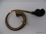 (D6) VINTAGE BRASS HORN; VINTAGE AUTOMOBILE HORN. BULB HAS BEEN DAMAGED BUT THE HORN ITSELF IS IN