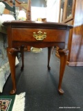 PENNSYLVANIA HOUSE SINGLE DRAWER QUEEN ANNE END TABLE; SINGLE DOVETAILED DRAWER WITH BATWING PULL