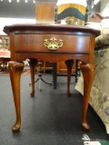 PENNSYLVANIA HOUSE SINGLE DRAWER QUEEN ANNE END TABLE; SINGLE DOVETAILED DRAWER WITH BATWING PULL
