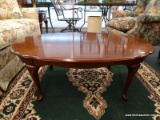 PENNSYLVANIA HOUSE MAHOGANY OVAL QUEEN ANNE COFFEE TABLE; SCALLOPED CORNERS WITH CARVED QUEEN ANNE