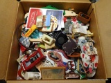 (KIT) BOX LOT OF REFRIGERATOR MAGNETS