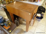 (KIT) MODERN PINE BUTCHER'S BLOCK WITH ATTACHED KNIFE RACK WITH KNIVES- 30