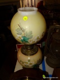 (DEN) HAND PAINTED GLOBE AND BODY OIL LAMP WITH BRASS BASE AND CENTER PIECE. HAS CHIMNEY: 20.5 IN