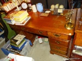 (DEN) PENNSYLVANIA HOUSE MAHOGANY 8 DRAWER DESK WITH BRASS DRAWER PULLS: 48 IN X 26 IN X 30 IN