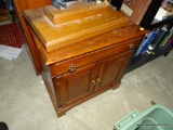 (DEN) PENNSYLVANIA HOUSE MAHOGANY 1 DRAWER AND 2 DOOR NIGHTSTAND: 22 IN X 16 IN X 23 IN