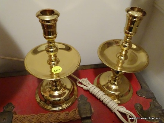 (UHAL) PAIR OF VIRGINIA METALCRAFTERS & COLONIAL WILLIAMSBURG 9 IN TALL BRASS CANDLESTICK HOLDERS.