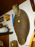 (DUCK) VINTAGE WOOD CARVED DUCK DECOY: 16 IN LONG