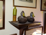 (DUCK) WOODEN WALL SHELF: 12 IN X 8 IN X 8 IN WITH CONTENTS: PAIR OF SIGNED DUCK FIGURINES (1988)
