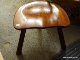 (BED1) PENNSYLVANIA HOUSE SITTING STOOL: 13 IN X 10 IN X 11 IN