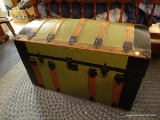 (BED1) VINTAGE DOME TOP STEAMER TRUNK IN GREEN WITH OAK AND CAST IRON HARDWARE: 32 IN X 19 IN X 20
