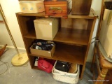 (BED1) 3 SHELF BOOKCASE: 25 IN X 12 IN X 28 IN