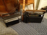 (BED1) LOT OF 2 VINTAGE AM/FM PORTABLE RADIOS