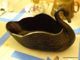 (BED1) L.E. SMITH GLASS CO. BLACK GLASS SWAN PLANTER: 8 IN LONG