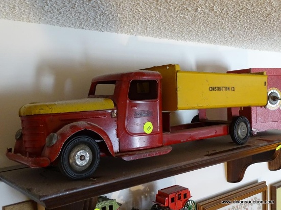 (TOY) ANTIQUE STRUTCO DUMP TRUCK FROM 40'S- (MINOR SCRATCHES AND RUST- VERY GOOD CONDITION) -6"W X