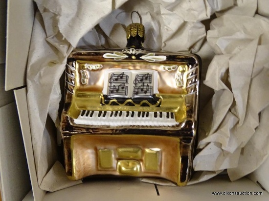 PIANO ORNAMENT; GLASS DECORATIVE CONSOLE PIANO THEMED CHRISTMAS ORNAMENT. GREAT GIFT FOR ANY PIANO