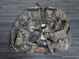 (WALL) MOSSY OAK BREAK UP SUPER ELITE HYBRID TURKEY VEST; SIZE XL/2XL. OFFICIALLY LICENSED PRODUCT