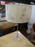 PULL-CHAIN TABLE LAMP WITH PATTERNED TEXTURED LAMP SHADE; CREAM COLORED DRUM SHAPED LAMPSHADE WITH