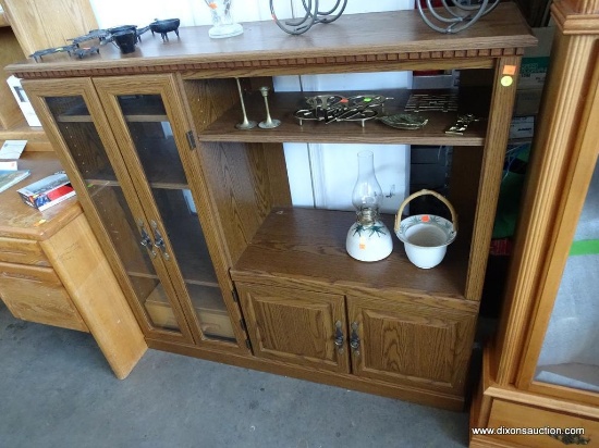 (R1) ENTERTAINMENT CABINET: OAK W/ WITH DENTIL MOLDING TOP AND 2 GLASS SIDE DOORS, ADJUSTABLE CENTER