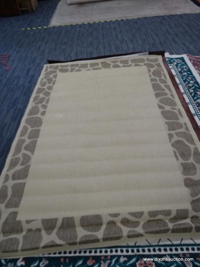 SAFAVIEH INDOOR/OUTDOOR BEIGE AND BROWN CARPET IN A GIRAFFE DESIGN. MEASURES 9 FT 4 IN X 6 FT 8 IN.