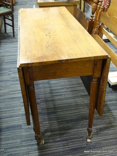 EARLY AMERICAN MAHOGANY DROP LEAF DINING TABLE; SQUARED LEAVES ON EACH END SUPPORTED BY SWINGING