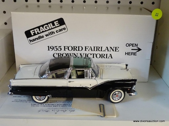 FORD FAIRLANE CROWN VICTORIA; THE DANBURY MINT 1955 FORD FAIRLANE CROWN VICTORIA 1:24 SCALE MODEL