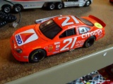 (CNTR) RACING CHAMPIONS STOCK CAR; 1:24 SCALE DIECAST STOCK CAR #21. DOES NOT HAVE A BOX.