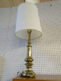 VINTAGE TURNED BRASS TABLE LAMP WITH WHITE LINEN-LOOK DRUM-SHAPED LAMPSHADE; FOOTED BASE, MEASURES