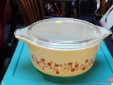 (BACK) PYREX CASSEROLE DISH WITH LID; TRAILING FLOWERS 475-B CINDERELLA DISH. 2.5 QTS WITH CLEAR