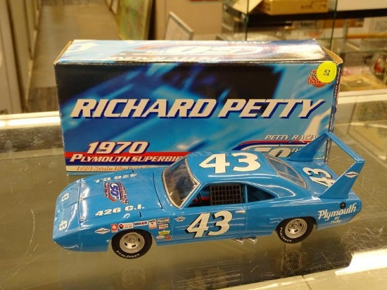 (R3) NASCAR 1:24 SCALE DIECAST COLLECTIBLE STOCK CAR; #43 1970 PLYMOUTH SUPERBIRD COMMEMORATING THE