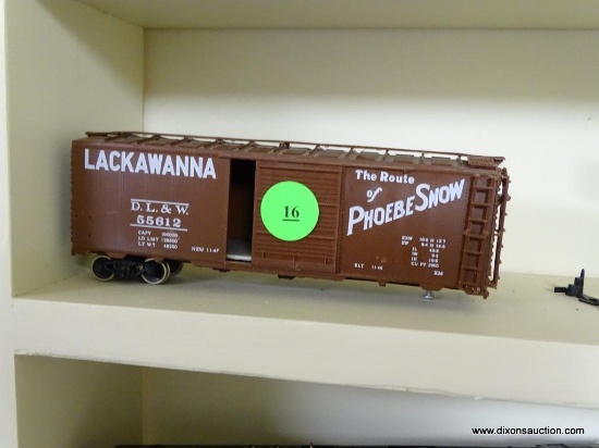VINTAGE LACKAWANNA D.L. & W. HO SCALE MODEL TRAIN BOXCAR; BROWN IN COLOR WITH WHITE PRINTED LETTERS.