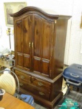 (R1) ETHAN ALLEN WARDROBE/ARMOIRE; OLD TAVERN EDITION PIECE WITH BONNET TOP, CROWN MOLDED EDGES, AND