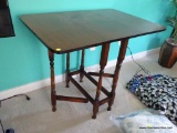 (BR4) VINTAGE GATE LEG TABLE; RECTANGULAR TOP SURFACE WITH ROUNDED CORNERS ON DROP LEAVES WHICH ARE