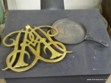 (SHOP 2) TRIVET AND SKILLET; BRASS VIRGINIA METALCRAFTERS QUEEN ANNE TRIVET FOR COLONIAL