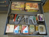 (WSHOP) DRAWER LOT OF STAPLE GUNS AND STAPLES; THIS LOT INCLUDES 5 ASSORTED STAPLE GUNS (2IN