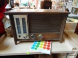 (B1B) ZENITH LONG DISTANCE RADIO; HAS 120 V, 35 WATTS, AND .35 AMPS. IN VERY GOOD CONDITION AND