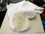 LOT OF FLEECE SHOW PADS; THIS LOT INCLUDES THREE WHITE FLEECE SHOW PADS, INCLUDING ONE FLEECEWORKS