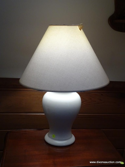 (MBR) PAIR OF TABLE LAMPS; SET OF 2 MATCHING LAMPS EACH WITH A CREAM COLORED BELL SHAPED SHADE