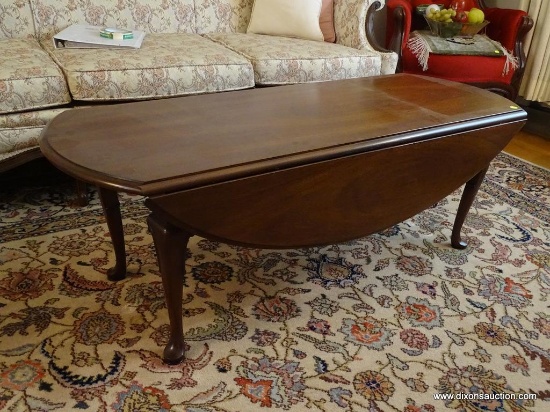 (LR) COFFEE TABLE; MAHOGANY QUEEN ANNE DROP SIDE COFFEE TABLE IN EXCELLENT CONDITION! MEASURES 53 IN