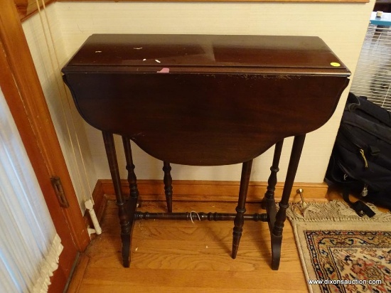 (DR) GATE LEG SIDE TABLE; MAHOGANY GATE LEG TABLE WITH DROP SIDES AND STRETCHER BASE. MEASURES 24 IN